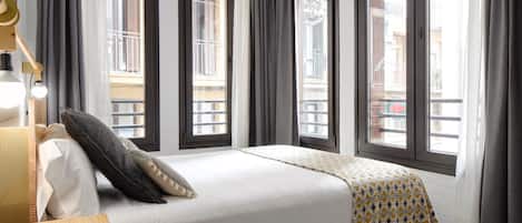 Cofres nos quartos, cortinas blackout, quartos à prova de som