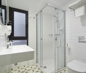 Superior Double or Twin Room | Bathroom | Deep soaking tub, free toiletries, hair dryer, towels - Hostal Arriazu (Pamplona)
