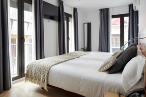 In-room safe, blackout drapes, soundproofing, iron/ironing board - Hostal Arriazu (Pamplona)