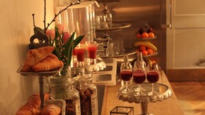 Una mesa de buffet con diferentes opciones de comida, como pasteles, frutas y salsas.