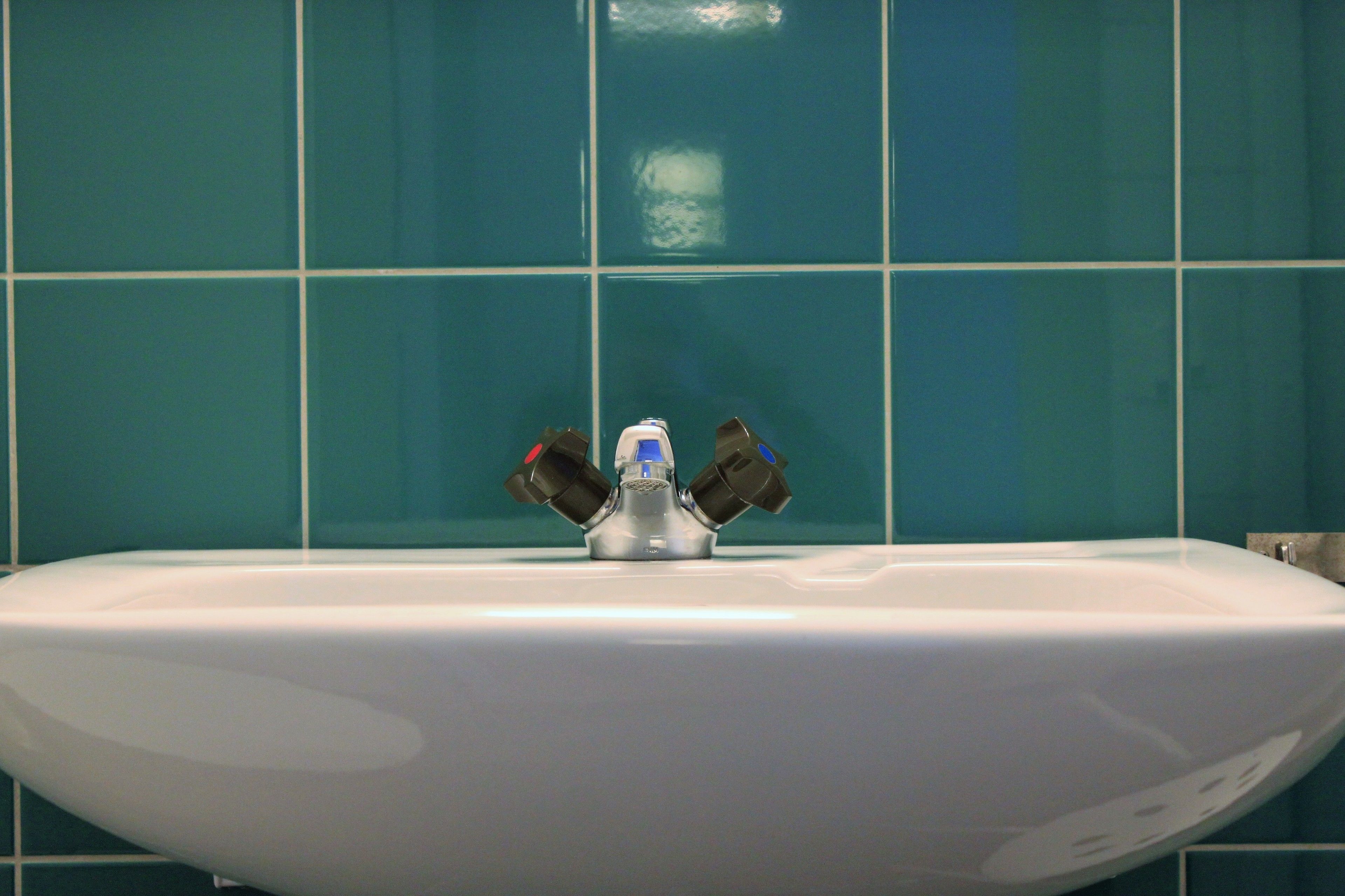 economy twin room (located 150m from castle) | bathroom sink