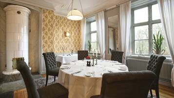 Breakfast, lunch and dinner served