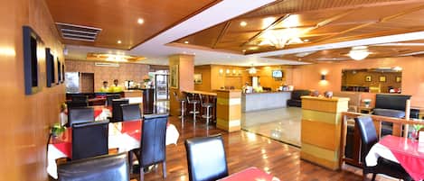 Breakfast, lunch, dinner served; Thai cuisine