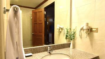 Dusche, Haartrockner, HandtĂŒcher