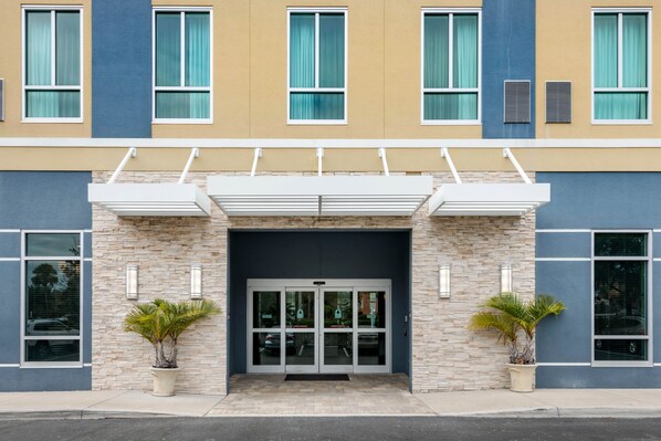 Exterior - Staybridge Suites St. Petersburg Downtown by IHG (St. Petersburg)