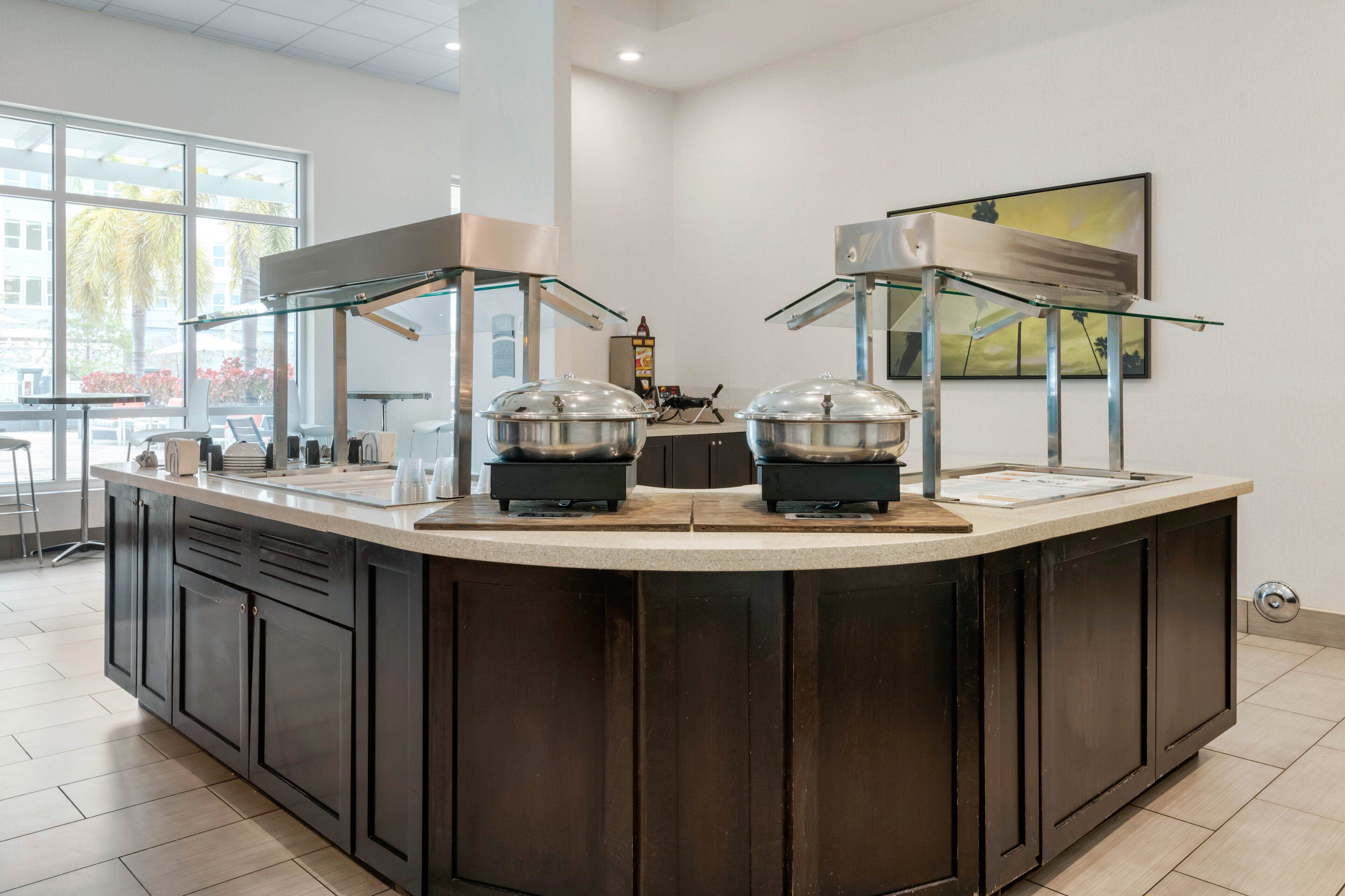 Café da manhã com buffet grátis todos os dias