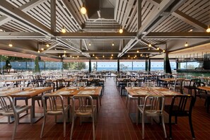 3 restaurants, breakfast, dinner served; local cuisine