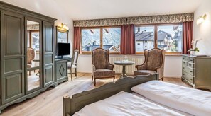 2 bedrooms, minibar, in-room safe, blackout curtains