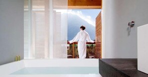 Deep soaking bathtub