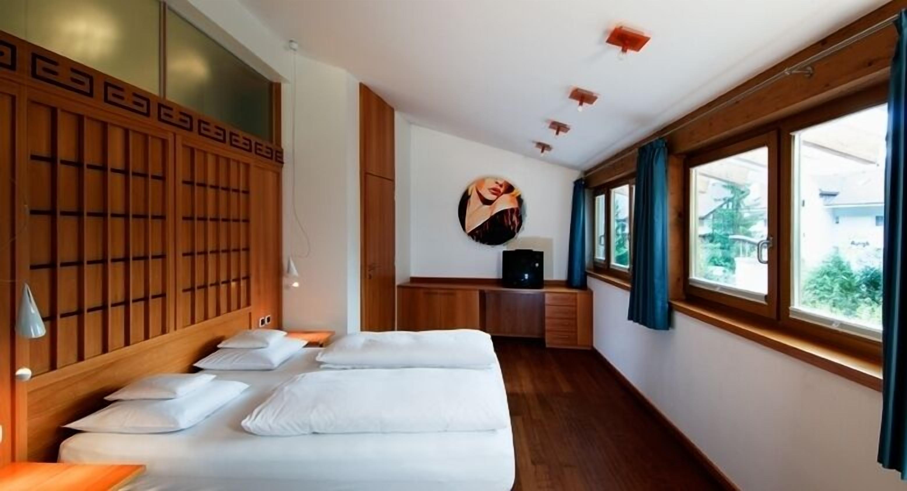 2 bedrooms, minibar, in-room safe, iron/ironing board