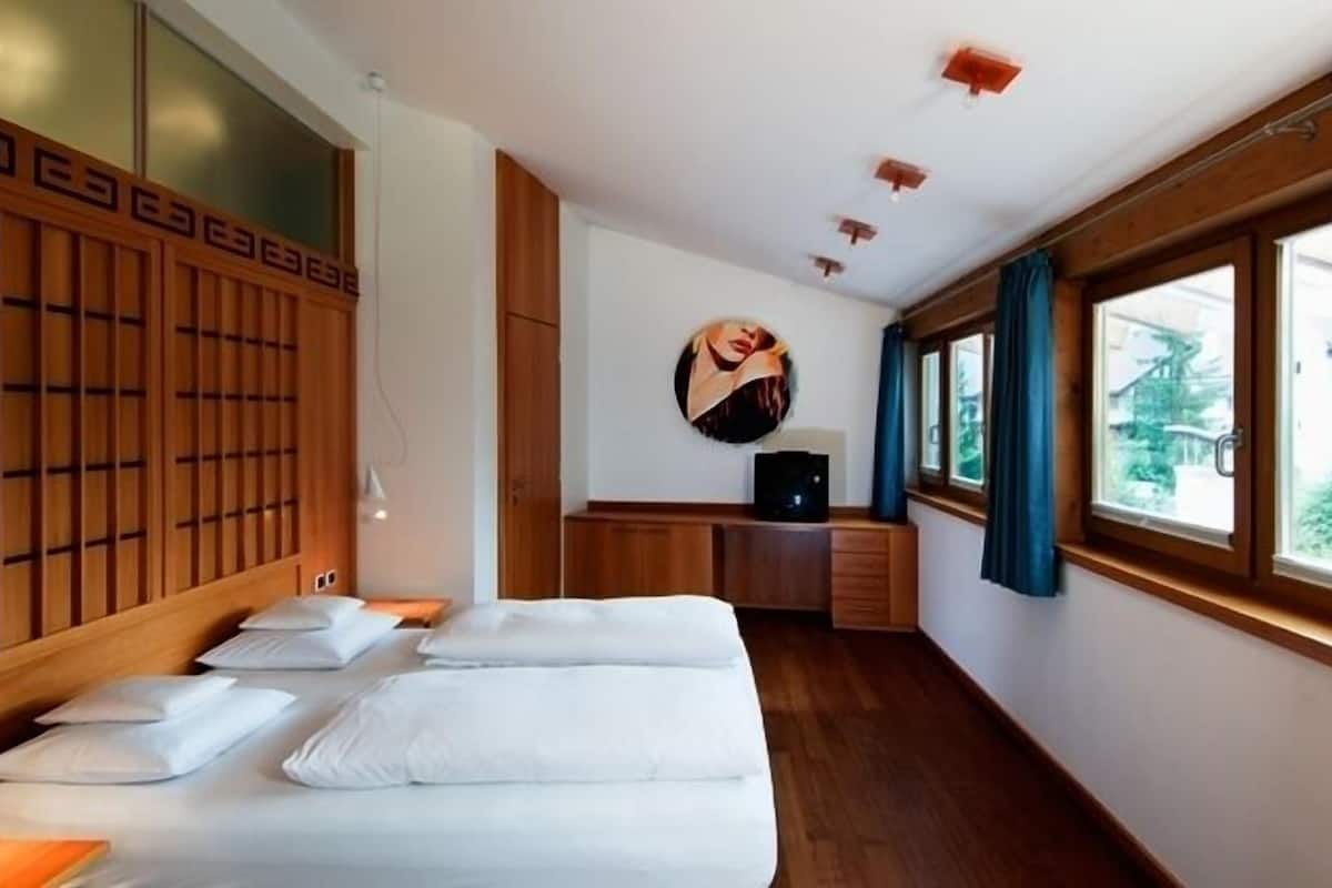 2 bedrooms, minibar, in-room safe, iron/ironing board