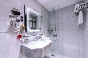 Dobbeltrom – classic, 1 soverom | Minibar, safe på rommet, skrivebord og wi-fi (inkludert)
