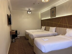 Triple Room | Minibar, in-room safe, desk, free WiFi