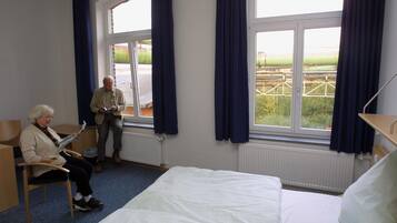 Escritorio, cortinas blackout, cunas gratuitas y wifi gratis