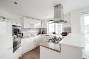 Apartamento, 2 habitaciones | Cocina privada | Frigorífico, microondas, placa de cocina y lavavajillas