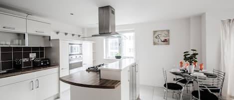 شقة - غرفتا نوم | بديكورات فريدة لكل غرفة وطراز فريد لكل وحدة وتجهيزات عازلة للصوت