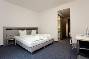 Escriptori, cortines opaques i wifi gratuïta