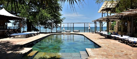Piscine extérieure, cabanons gratuits, parasols de plage