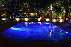 Piscina a l'aire lliure, cabanes gratuïtes i para-sols