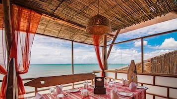 Petit déjeuner, déjeuner et dîner servis sur place, vue sur la plage