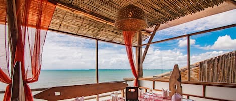 Aperto a colazione, cucina mediterranea, con vista sulla spiaggia