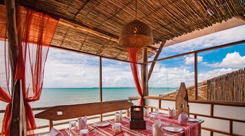 Frühstück, Mittagessen, mediterrane Küche, Blick auf den Strand 