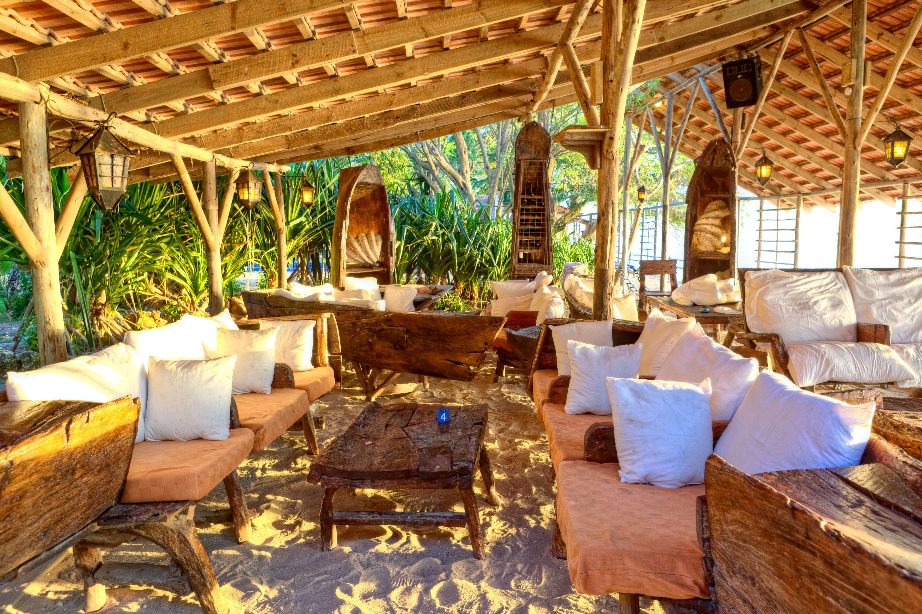 Se sirven desayunos y cocina mediterránea, con vista a la playa 