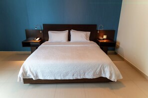 客房, 无障碍, 城市景观 | 高档床上用品、客房内保险箱、办公桌、笔记本电脑工作区