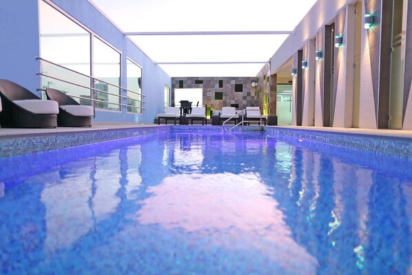 室外泳池；躺椅