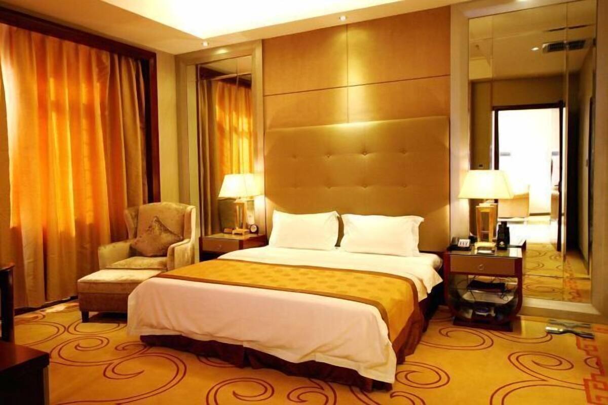 Minibar, két bảo mật tại phòng, đồng hồ báo thức 