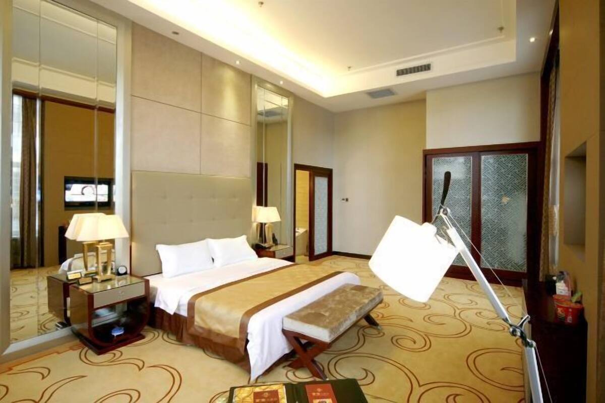 Minibar, két bảo mật tại phòng, đồng hồ báo thức 