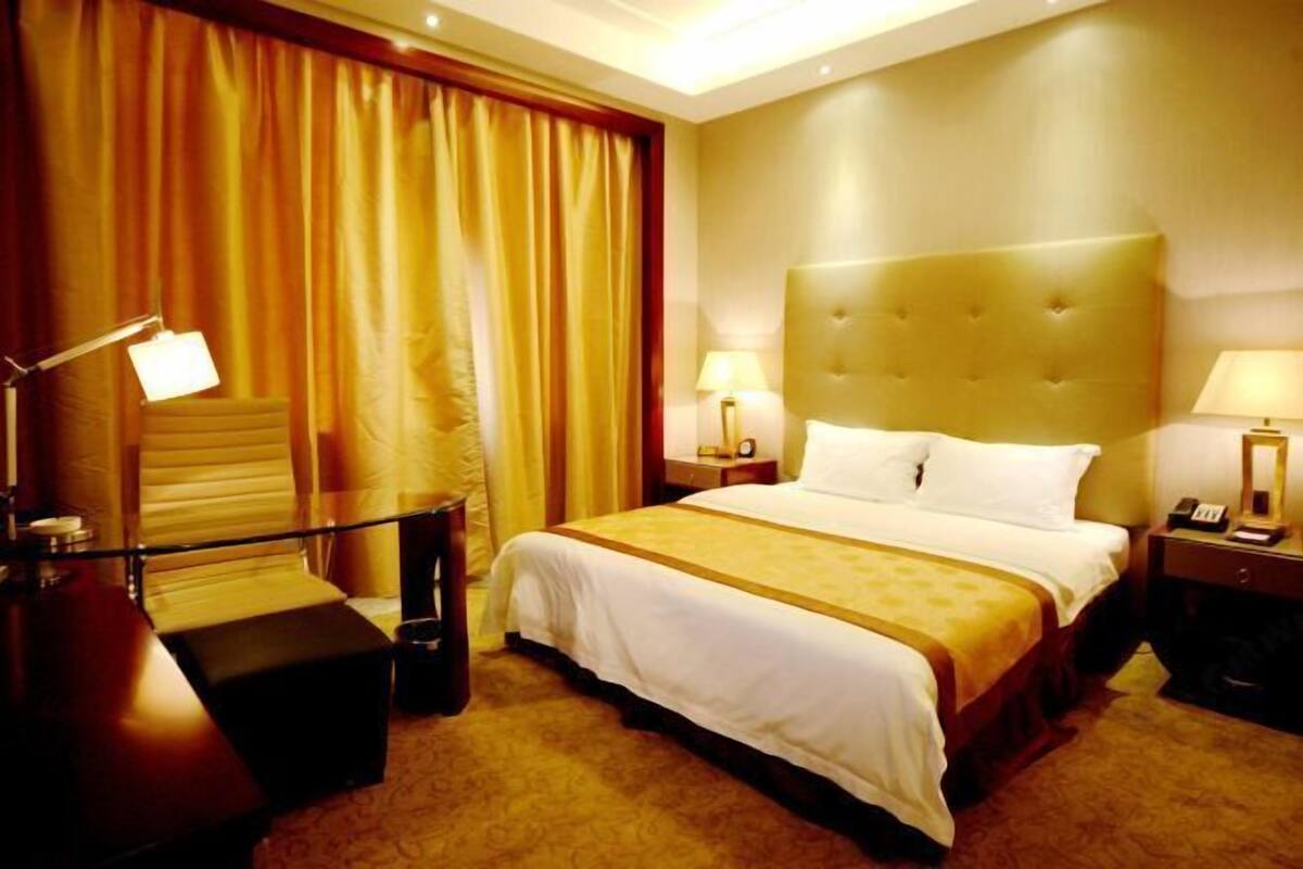 Minibar, két bảo mật tại phòng, đồng hồ báo thức 