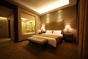 Minibar, caja de seguridad en la habitación y despertador 