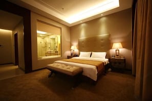 Minibar, caja de seguridad en la habitación y despertador