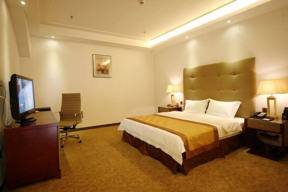 Minibar, két bảo mật tại phòng, đồng hồ báo thức 
