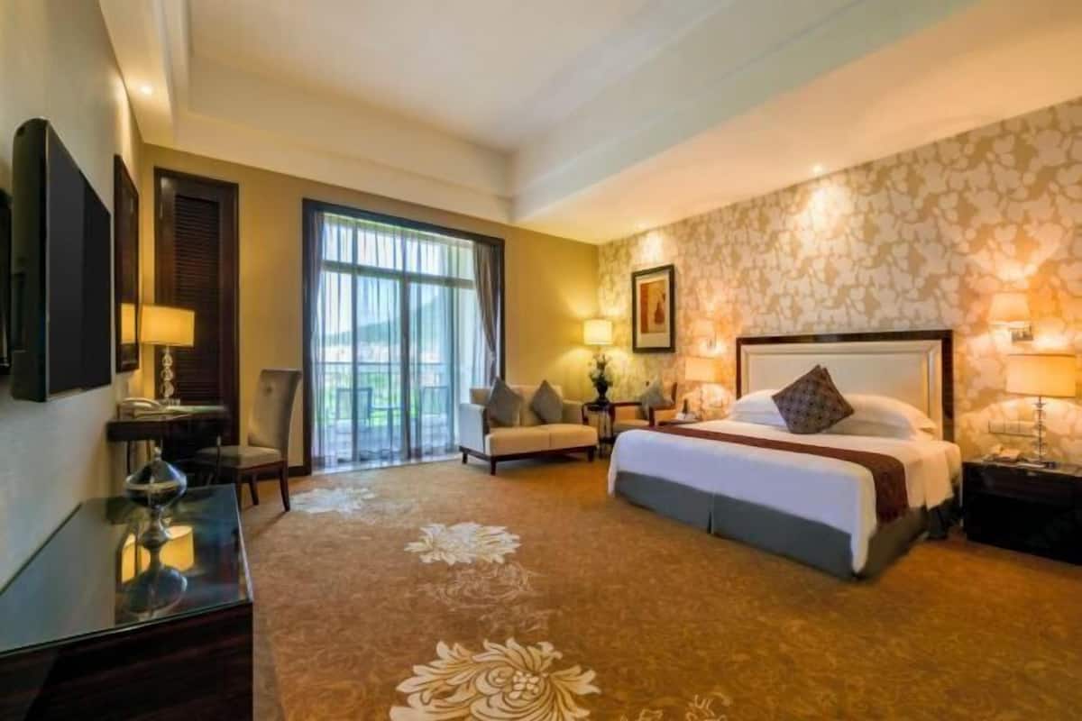 Minibar, in-room safe, desk, soundproofing