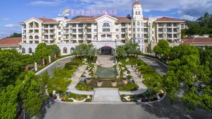 A large hotel with multiple floors, a central courtyard with a fountain, and a bell tower. - Country Garden Phoenix Hotel Huiyang (Huizhou)