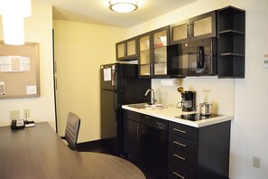 Fridge, microwave, dishwasher, cookware/dishes/utensils - Candlewood Suites Youngstown W I-80 Niles Area by IHG (Austintown)