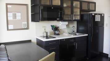 Studio Suite | Private kitchen | Fridge, microwave, dishwasher, cookware/dishes/utensils