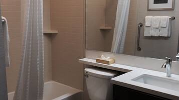 Bañera con ducha, bañera profunda, artículos de tocador gratuitos