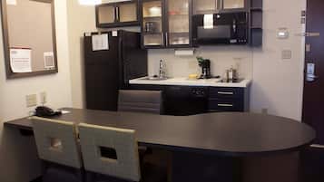 Premium bedding, desk, iron/ironing board, free WiFi