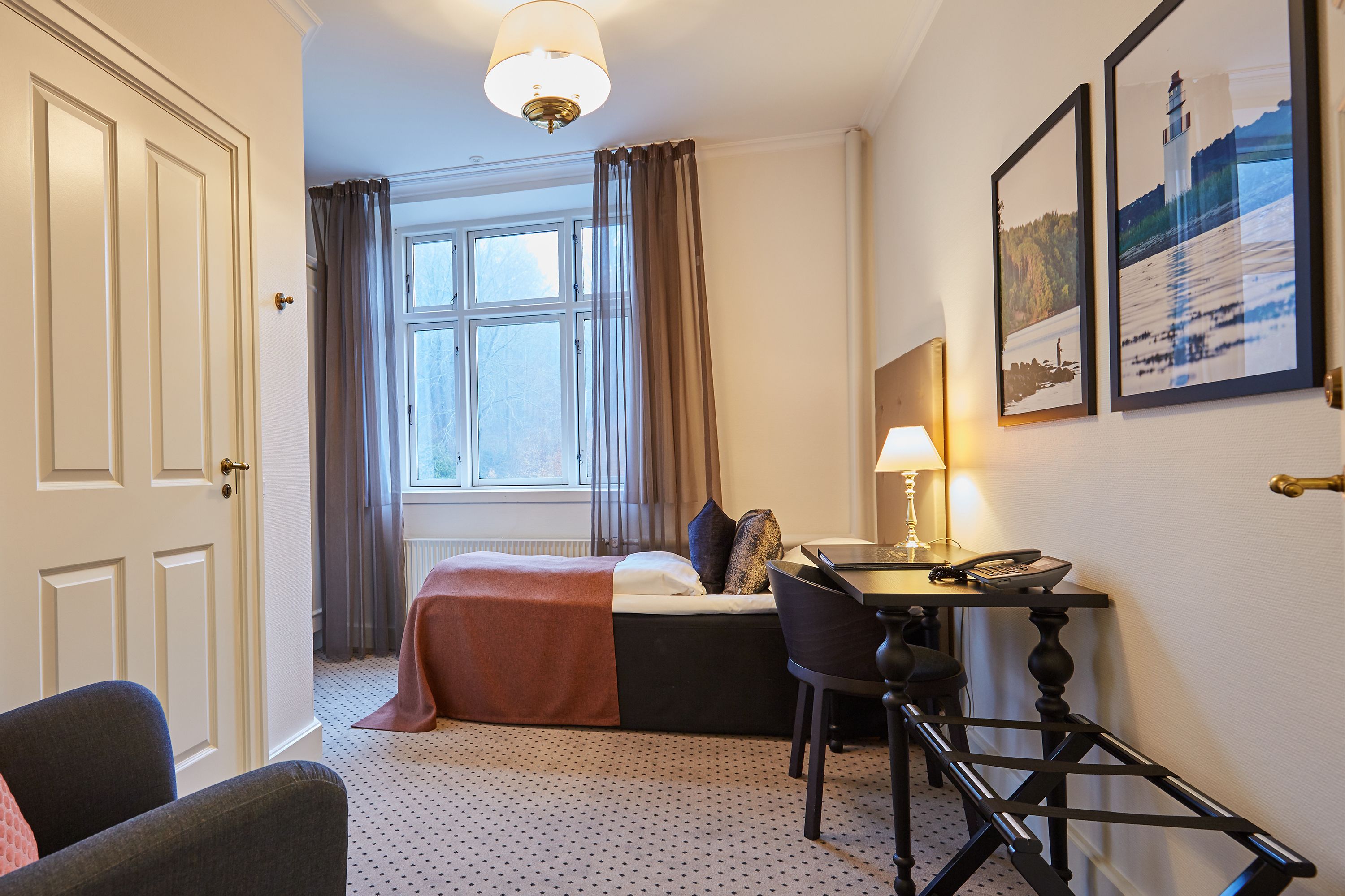 standard single room (main building) | hypo-allergenic bedding, desk, iron/ironing board, free wifi