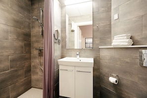 Een douche, een haardroger, handdoeken, zeep