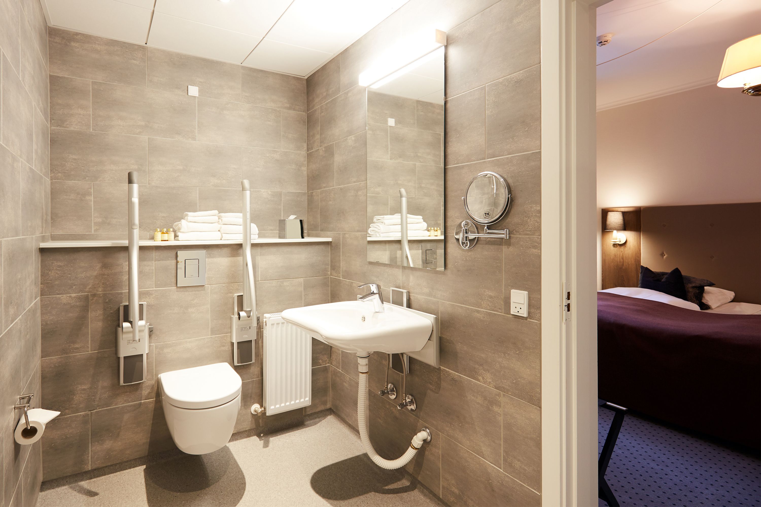 Un baño moderno con inodoro, lavabo y ducha.