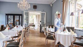 Makan tengah hari dan makan malam dihidangkan, masakan tempatan