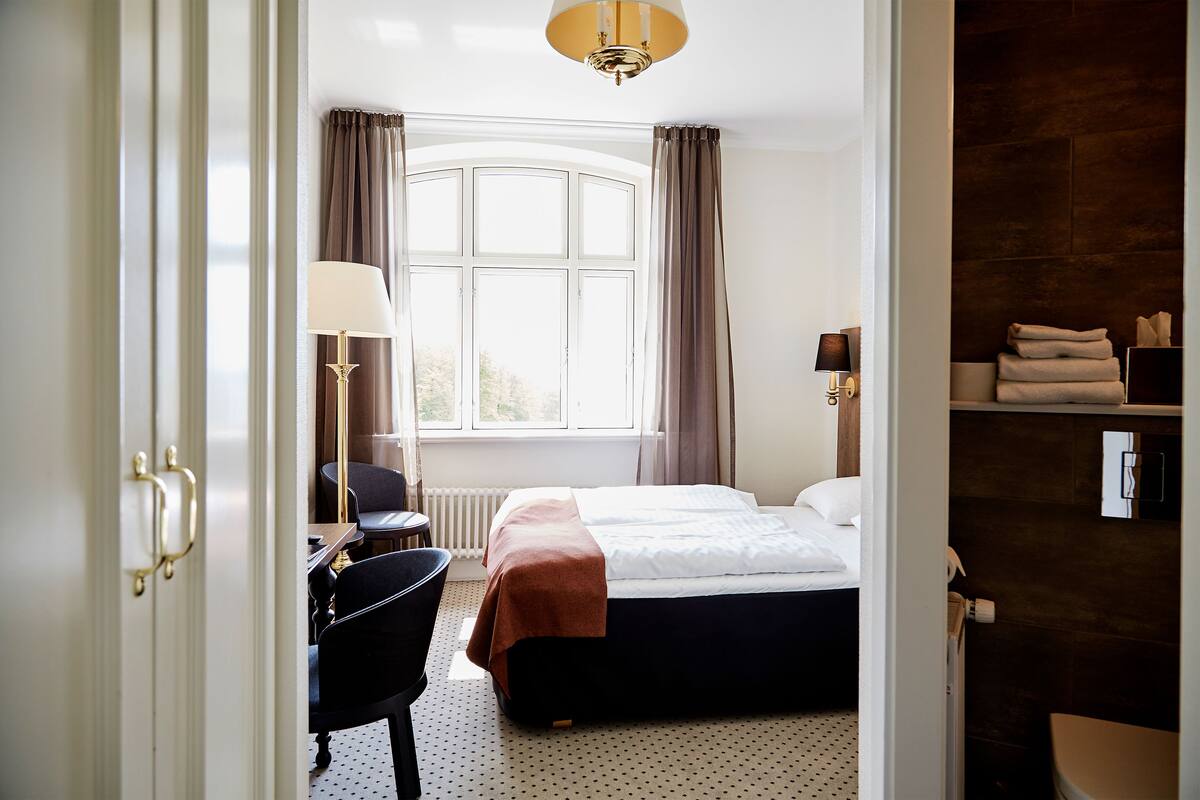 economy double room (main building - bed 140 cm) | hypo-allergenic bedding, desk, iron/ironing board, free wifi