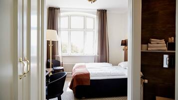 Grand Lit, Hovedbygning (Seng 140cm bred) | Allergivenligt sengetøj, skrivebord, strygejern/strygebræt, gratis Wi-Fi