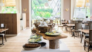 Un restaurante con una mesa larga dispuesta con platos, cestas y un centro de mesa de madera.