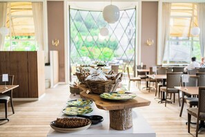 Free buffet breakfast on weekdays