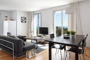 Căn hộ Exclusive, 1 phòng ngủ, quang cảnh bãi biển | Khu phòng khách | TV LCD 